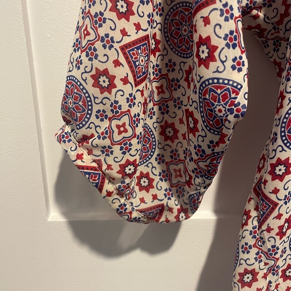 Red blue and cream patterned blouse, V neck, 3/4 sleeves, Forever 21 Size L - Picture 4 of 6